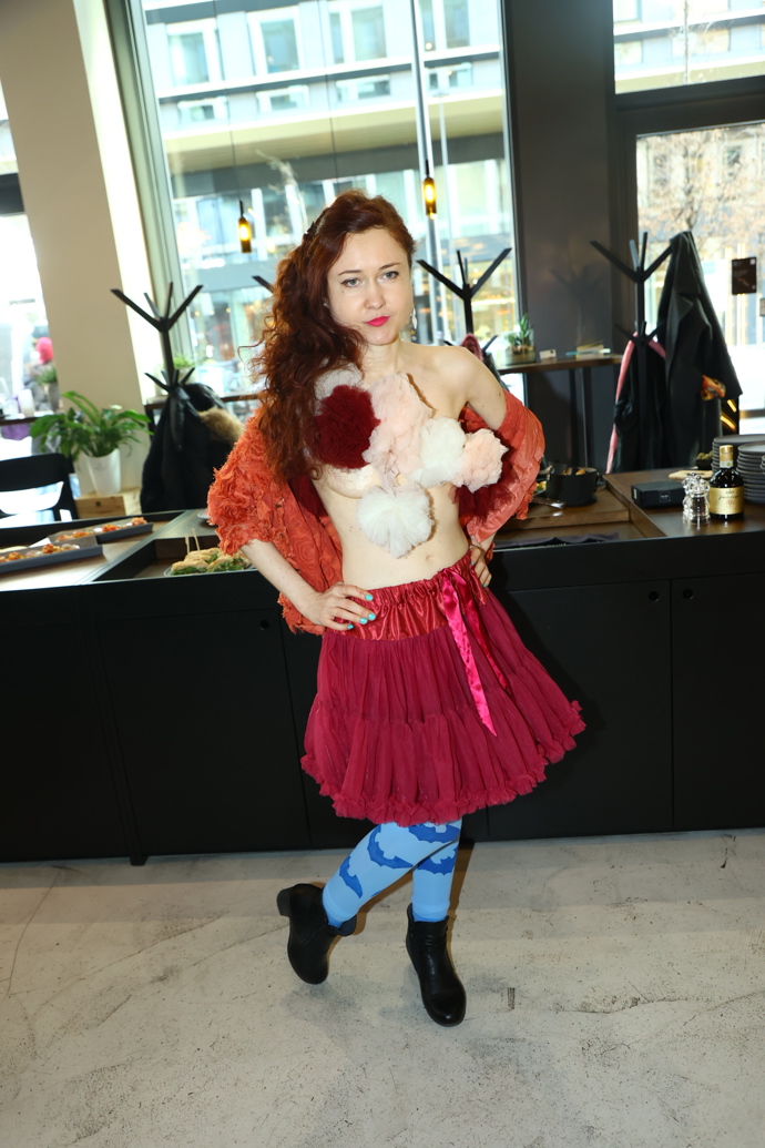 FOTO: Eva Toulová opět zaujala svým outfitem. – stránka 7