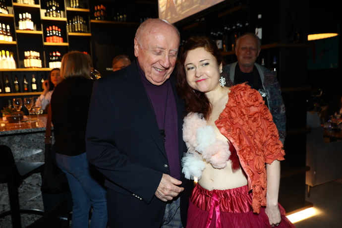 FOTO: Felix Slováček mohl jen těžko odtrhnout oči od outfitu Evy Toulové. – stránka 4