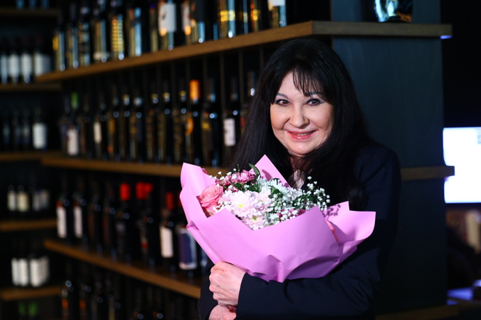 FOTO: Dagmar Patrasová dostala krásnou květinu. – stránka 7