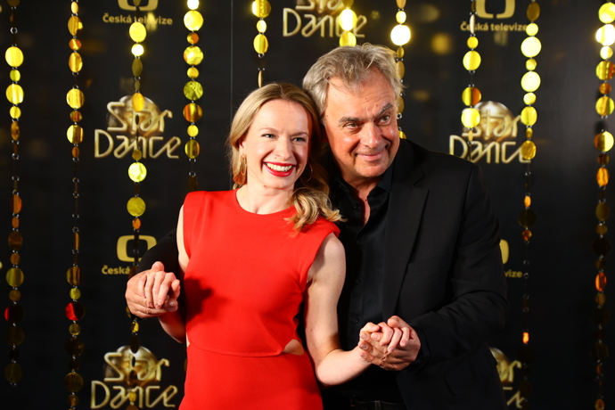 FOTO: Tomáš Matonoha po boku své taneční partnerky Lenky Nory Nývorkové. – stránka 33