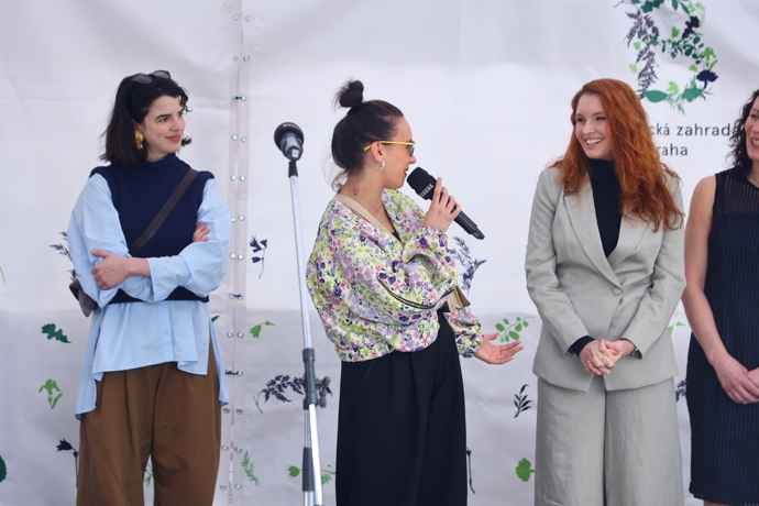 FOTO: Michaela Tomešová na slavnostním zahájení výstavy živých tropických motýlů nazvané Motýli: Umění přežít. – stránka 16