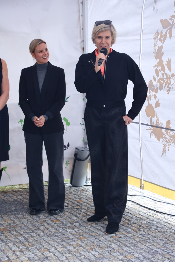 FOTO: Kateřina Neumannová na slavnostním zahájení výstavy živých tropických motýlů nazvané Motýli: Umění přežít. – stránka 13