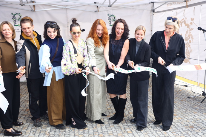 FOTO: Slavnostní přestříhávání pásky. – stránka 17