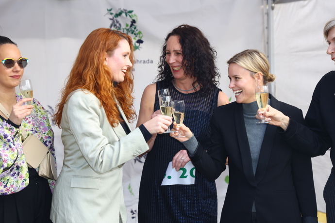 FOTO: Slavnostní přípitek. – stránka 16