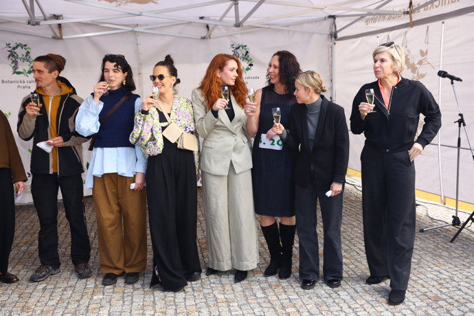 FOTO: Slavnostní zahájení výstavy živých tropických motýlů se neobešlo bez přípitku. – stránka 14