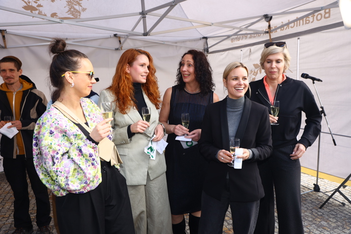 FOTO: Slavnostní zahájení výstavy živých tropických motýlů se neobešlo bez přípitku. – stránka 13