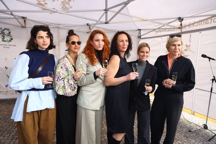 FOTO: Slavné krásky zapózovaly fotografům. – stránka 12