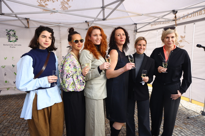 FOTO: Všem přítomným dámám to moc slušelo. – stránka 11