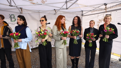 FOTO: Všechny přítomné dámy dostaly krásnou pozornost v podobě květiny.