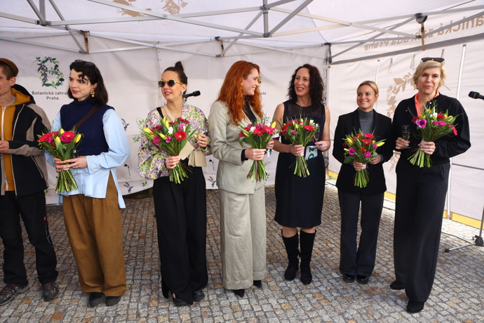 FOTO: Všechny přítomné dámy dostaly krásnou pozornost v podobě květiny. – stránka 10