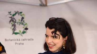 FOTO: Antonie Fromanová s květinou.