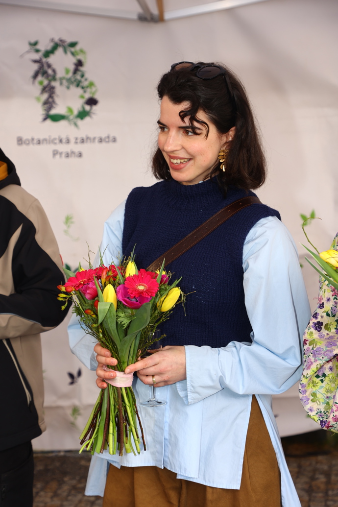 FOTO: Antonie Fromanová s květinou. – stránka 4