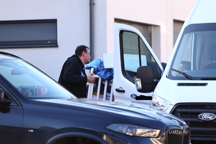 FOTO: Stěhováci odvezli věci Lely Ceterové. – stránka 11