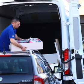 Stěhováci vozí věci Lely Ceterové.