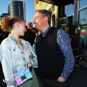 Dvojice od sebe nehnula ani na krok a nešetřila zamilovanými pohledy.