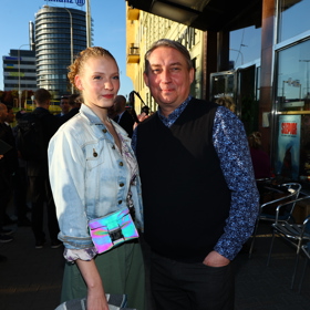 Robert Mikluš a jeho partnerka Lucie Ducháčková na premiéře filmu Ovce žerou první.