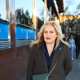 Herečka si nechala blond barvu vlasů, díky které vypadá o pěkných pár let mladší. 