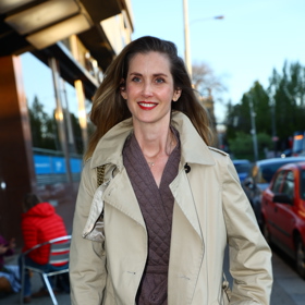 Jana Bernášková oblékla na premiéru svůj oblíbený béžový trenčkot. 