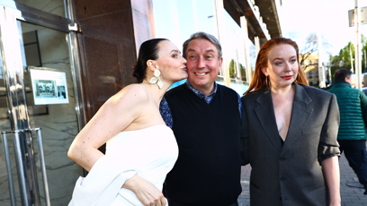 FOTO: Mikluš byl celou dobu v obklopení žen.
