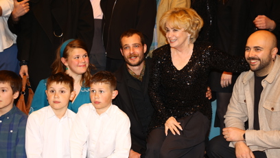 FOTO: Jana Nagyová si sedla kolegovi na klín.