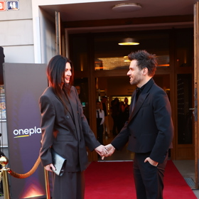 Manželé přišli ruku v ruce a v průběhu večera nešetřili polibky a doteky. 