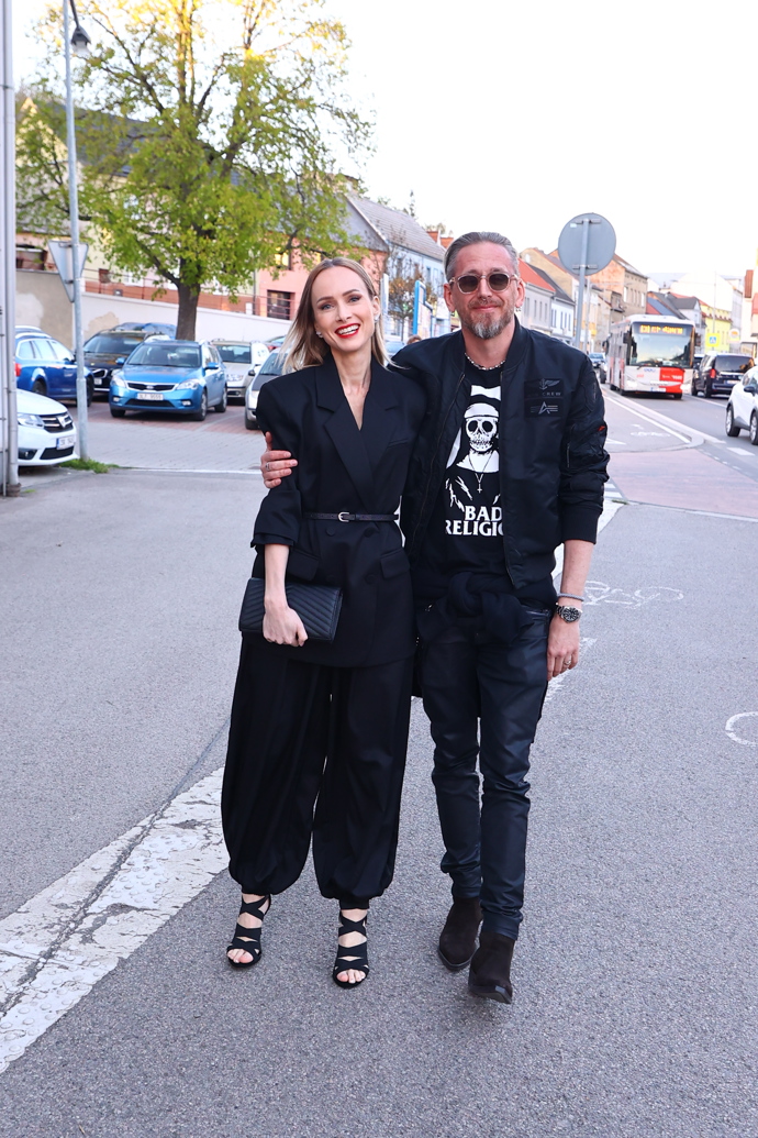 FOTO: Dorazil i fotograf Tomáš Třeštík se svou partnerkou Evou Müllerovou. – stránka 3