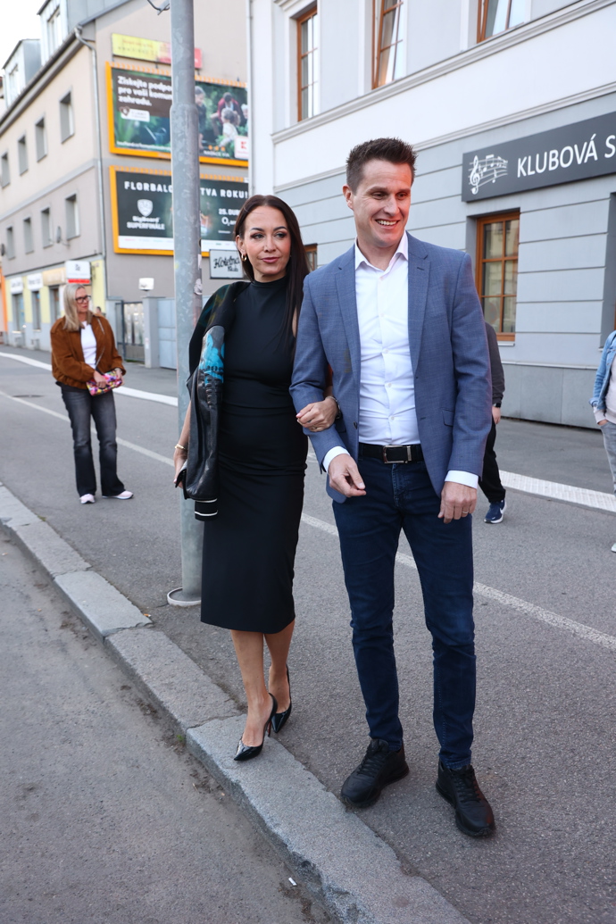 FOTO: Agáta Hanychová dorazila s manželem Mirkem Dopitou. – stránka 129