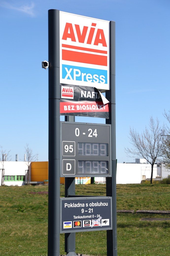 FOTO: Nákupní centra lákají na mnohem příznivější částky za litr. – stránka 35
