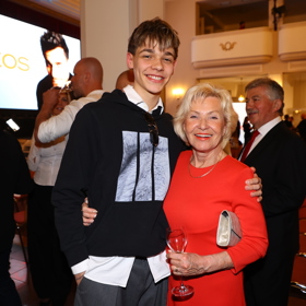 Maminka Leoše Mareše s vnukem Matějem.