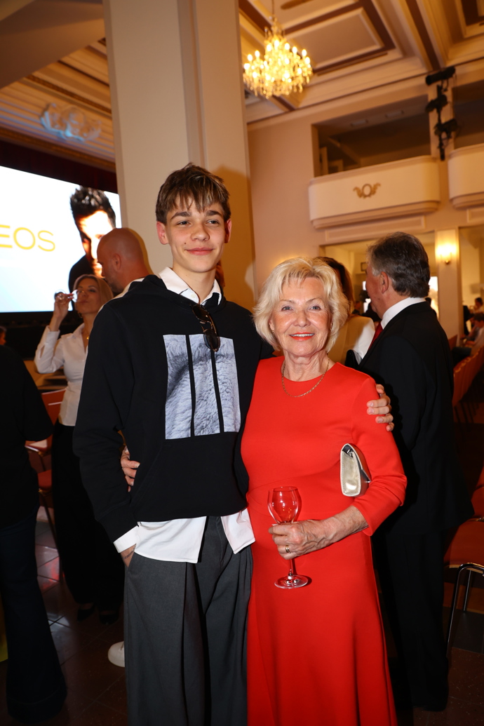 FOTO: Maminka Leoše Mareše s vnukem Matějem Marešem. – stránka 20
