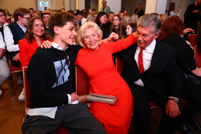 FOTO: Maminka Leoše, Lenka Marešová celý večer jen zářila. – stránka 19