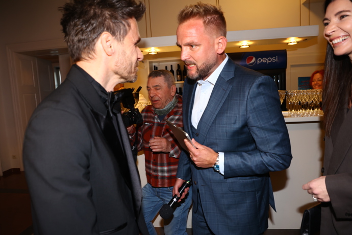 FOTO: Moderátor Libor Bouček na premiéře dokumentu Leoše Mareše. – stránka 15