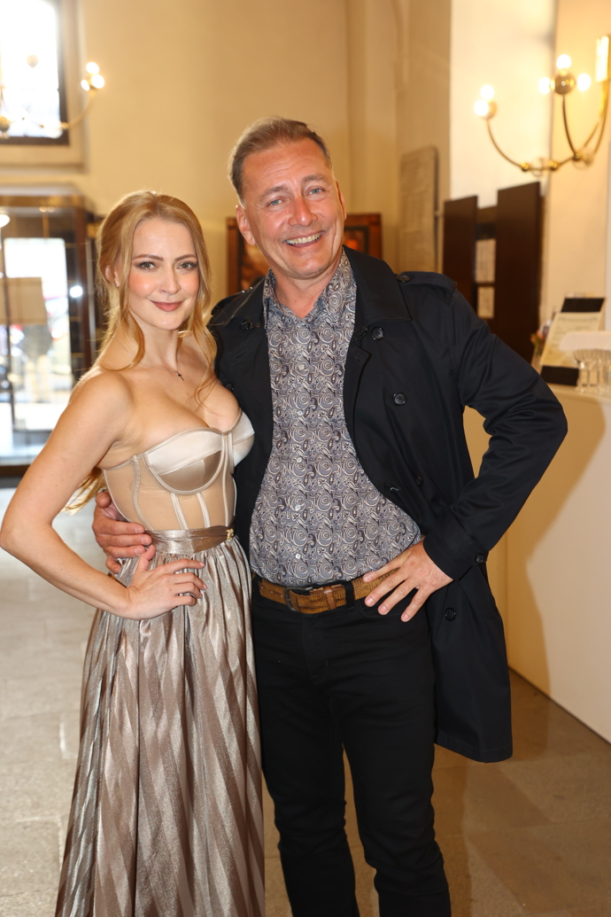 FOTO: Šárka Vaňková s Petrem Vondráčkem rozdávali úsměvy na všechny strany. – stránka 54