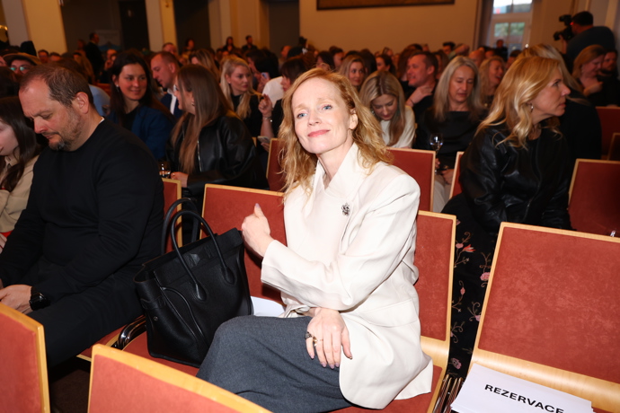 FOTO: Herečka Aňa Geislerová dorazila na premiéru dokumentu Leoše Mareše. – stránka 19