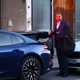 Libor Bouček odjížděl ve svém Porsche. 