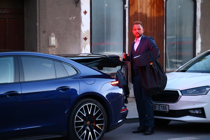 FOTO: Libor Bouček odjížděl ve svém Porsche. – stránka 8
