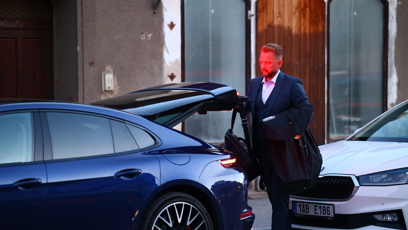 FOTO: Libor Bouček opouštěl místo v luxusním voze.