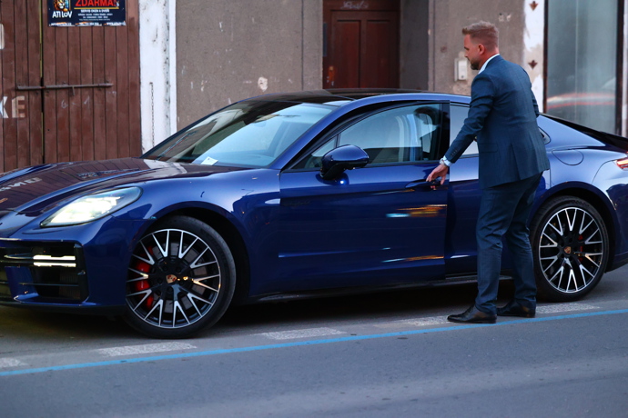 FOTO: Libor Bouček odjížděl v Porsche. – stránka 5