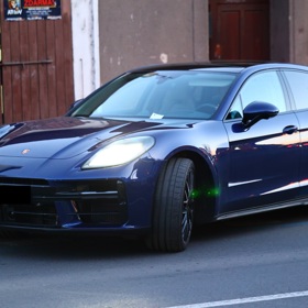 Moderátor Libor Bouček při odjezdu nechal pokutu za stěračem.