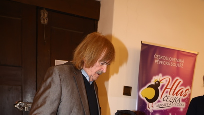 FOTO: Karel Vágner s vnučkou, která zpívala ve sboru na vzpomínkovém koncertě k nedožitým 60. narozeninám zpěvačky Ivety Bartošové.