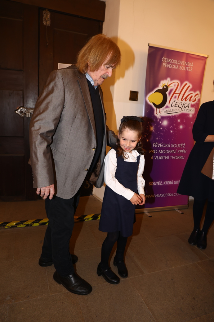 FOTO: Karel Vágner s vnučkou, která zpívala ve sboru na vzpomínkovém koncertě k nedožitým 60. narozeninám zpěvačky Ivety Bartošové. – stránka 45