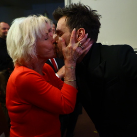 Maminka Leoše byla celý večer po jeho boku.