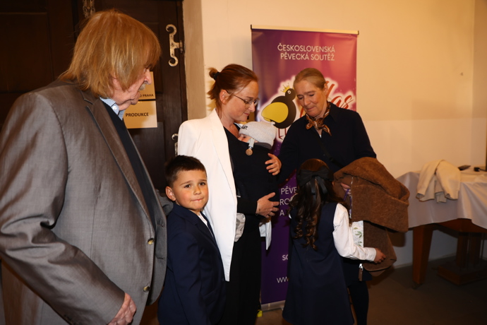 FOTO: Karel Vágner s dcerou a vnoučaty. – stránka 43