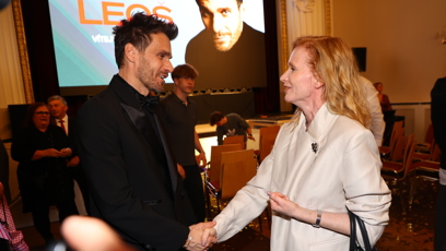 FOTO: Leoš Mareš pozdravil Aňu Geislerovou.