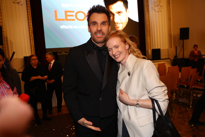 FOTO: Leoš Mareš s herečkou Aňou Geislerovou. – stránka 13