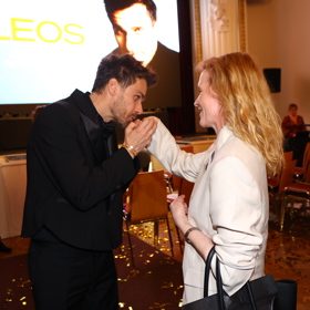 Leoš Mareš něžně políbil ruku Aně Geislerové. 