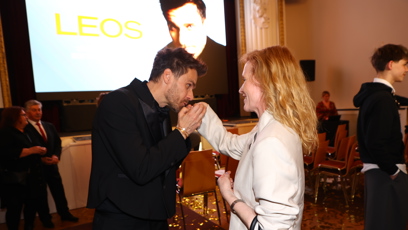 FOTO: Leoš Mareš něžně políbil ruku Aně Geislerové.