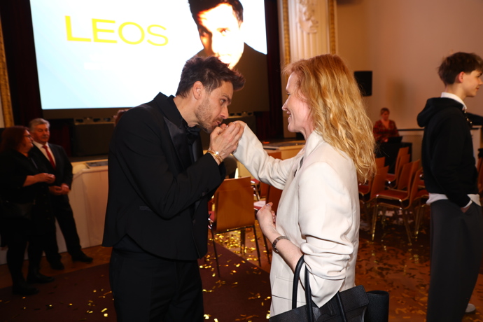 FOTO: Leoš Mareš něžně políbil ruku Aně Geislerové. – stránka 11