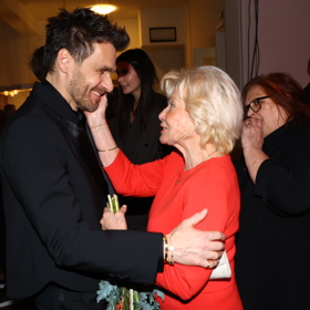 Dojemné shledání matky se slavným synem, na kterého je Lenka patřičně hrdá.