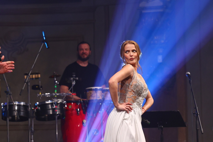 FOTO: Svým vystoupením Šárka Vaňková oživila vzpomínky na Ivetu Bartošovou. – stránka 1